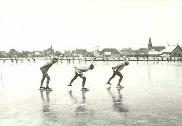 Schaatsers tijdens De 100 van Earnewâld in 1985