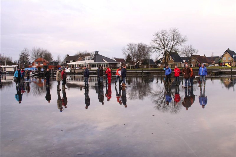 Deelnemers aan het Fries Kampioenschap Piksjitten 2011 op het ijs